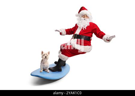 Père noël avec un chien chevauchant une planche de surf isolé sur fond blanc Banque D'Images