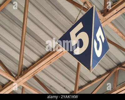 Ascension en géométrie : plafond en métal avec double Fives Banque D'Images