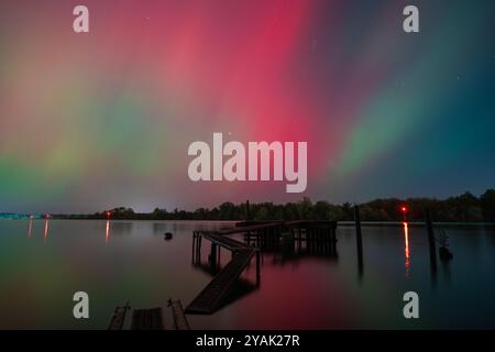 Aurora borealis au-dessus de la rivière Banque D'Images