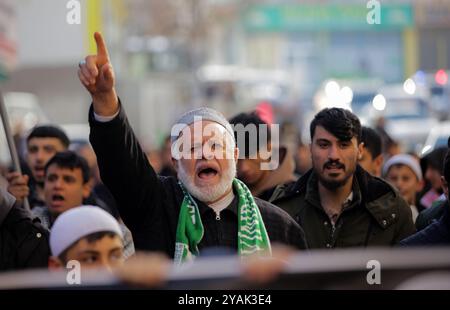 Gaziantep. Turkiye. 28 janvier 2024. La ville de Gaziantep, dans le sud de la Turquie, assiste à une manifestation de soutien à Gaza et contre la guerre israélienne contre la bande de Gaza assiégée. La manifestation a été organisée par le Parti kurde Huda par, et les manifestants ont hissé des drapeaux turcs à côté des drapeaux palestiniens. Cette manifestation fait partie des activités en cours dans la ville de Gaziantep en solidarité avec Gaza Banque D'Images