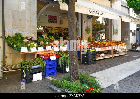 Extérieur d'une épicerie avec des fruits et légumes frais affichés sur le trottoir dans la célèbre station de vacances, Alassio, Savone, Ligurie, Italie Banque D'Images