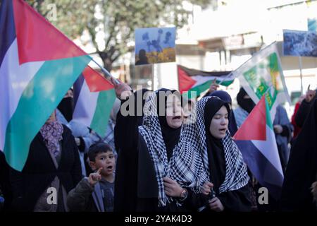 Gaziantep. Turkiye. 28 janvier 2024. La ville de Gaziantep, dans le sud de la Turquie, assiste à une manifestation de soutien à Gaza et contre la guerre israélienne contre la bande de Gaza assiégée. La manifestation a été organisée par le Parti kurde Huda par, et les manifestants ont hissé des drapeaux turcs à côté des drapeaux palestiniens. Cette manifestation fait partie des activités en cours dans la ville de Gaziantep en solidarité avec Gaza Banque D'Images