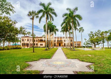 Sarasota, FL, 20 décembre 2023 : vue de la demeure de Ca d' Zan et du parc du John and Mable Ringling Museum of Art Banque D'Images