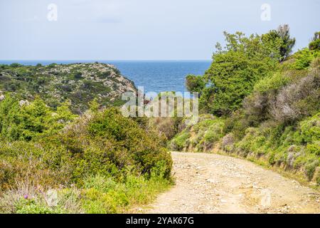 Faros Ikaria île, Grèce petit village paysage urbain par route de gravier de terre rocheuse à la mer Egée Ikarian de la Méditerranée dans la zone bleue de longévité Banque D'Images