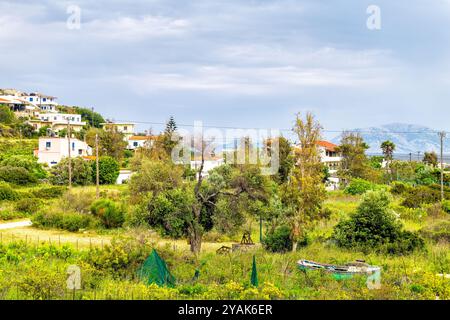 Faros Ikaria île, Grèce petit village de pêcheurs paysage urbain, maisons près de jardins à la mer Egée Ikarian de la Méditerranée dans la zone bleue de longévité Banque D'Images