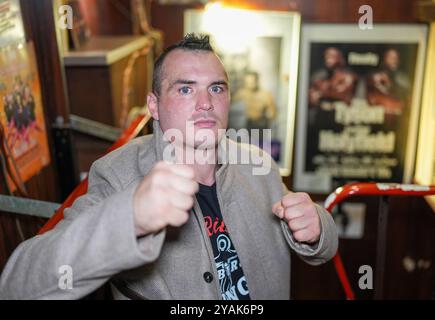 Hambourg, Allemagne. 14 octobre 2024. Angelo Frank, champion du monde de boxe poids moyens de la FBI et directeur de cirque de 'Circus Europa', est debout dans le pub 'Zur Ritze'. Crédit : Marcus Brandt/dpa/Alamy Live News Banque D'Images