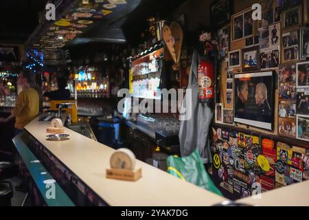 Hambourg, Allemagne. 14 octobre 2024. Vue sur le pub 'Zur Ritze' sur la Reeperbahn. Le 50e anniversaire du pub culte sur les produits Pauli sera célébré le 24 octobre. Crédit : Marcus Brandt/dpa/Alamy Live News Banque D'Images