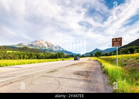 Mount Sopris Mountain Peak Road panneau routier à Carbondale, Colorado avec terrain de ranch de ferme d'herbe champ de pâturage ouvert Banque D'Images