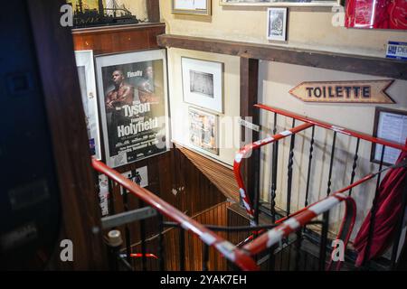 Hambourg, Allemagne. 14 octobre 2024. Vue sur le pub 'Zur Ritze' sur la Reeperbahn. Le 50e anniversaire du pub culte sur les produits Pauli sera célébré le 24 octobre. Crédit : Marcus Brandt/dpa/Alamy Live News Banque D'Images