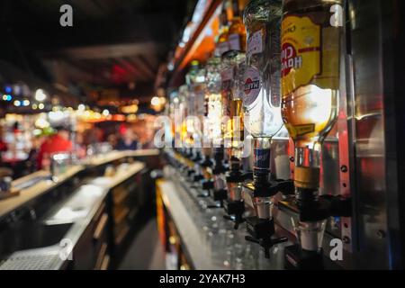 Hambourg, Allemagne. 14 octobre 2024. Vue sur le pub 'Zur Ritze' sur la Reeperbahn. Le 50e anniversaire du pub culte sur les produits Pauli sera célébré le 24 octobre. Crédit : Marcus Brandt/dpa/Alamy Live News Banque D'Images