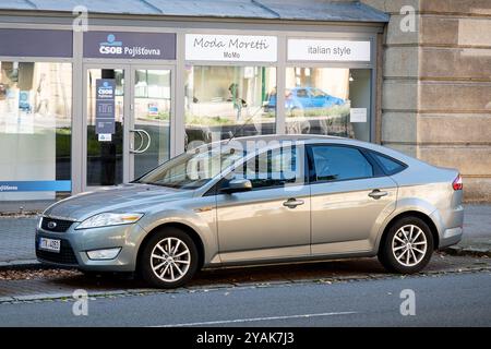 OSTRAVA, RÉPUBLIQUE TCHÈQUE - 28 SEPTEMBRE 2023 : Ford Mondeo Mk4 liftback garé dans la rue devant le CSOB Pojistovna Banque D'Images