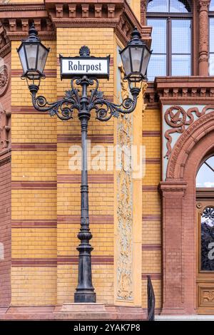 Panneau Rohrpost et lampadaire, détail historique du bâtiment de bureau de livraison de courrier Kaiserliches Postfuhramt, Berlin, Allemagne Banque D'Images