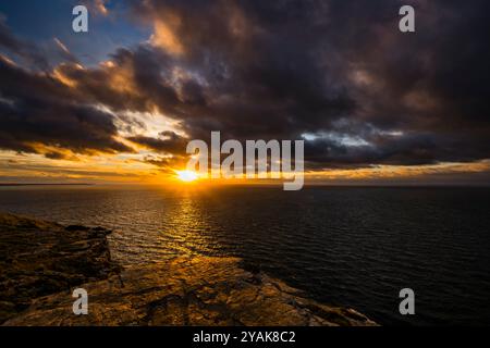 Coucher de soleil d'automne sur l'océan Atlantique, de Glebe Cliff, Tintagel, Cornouailles, Royaume-Uni Banque D'Images