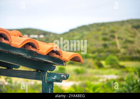 Faros Ikaria île, Grèce village paysage urbain, se concentrer sur la maison maison maisons de tuiles de toit rouge à la mer Egée Ikarian de la Méditerranée dans la zone bleue de longévité Banque D'Images