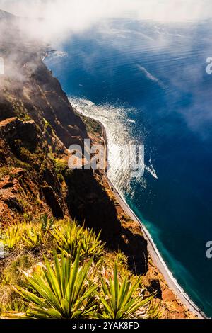 Vue sur l'océan Atlantique depuis les hautes falaises de Cabo Girao, Madère, Portugal Banque D'Images