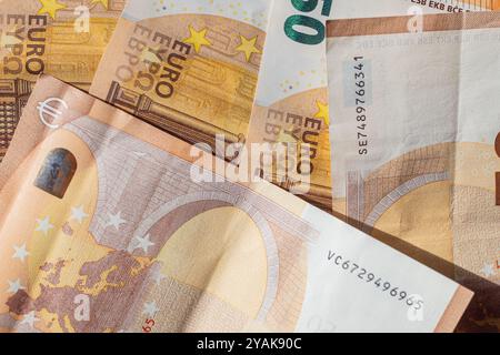 Plusieurs billets de 50 euros, monnaie officielle de l'Union européenne. Concept de fond économique Banque D'Images