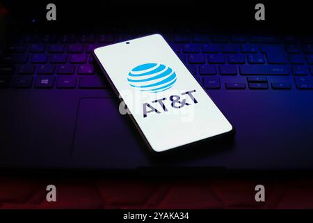 16 juillet 2024, Paraguay. Dans cette illustration photo, le logo AT&T est affiché sur l'écran d'un smartphone Banque D'Images