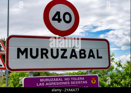 Muruzabal, Espagne- 21 mai 2024 : le panneau pour le village de Muruzabal sur le Camnio. Banque D'Images