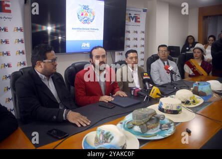 CUENCA PROMOCION SOMBRERO PAJA TOQUILLA GALAPAGOS Cuenca, Équateur 14 octobre 2024 à l'association des municipalités équatoriennes AME, le président Patricio Maldonado et le maire de Sigsig David Duchitanga dans une conférence de presse promu le chapeau de paille toquilla lors du 45ème ASMBEA à Santa Cruz sur l'île des GALAPAGOS du 18 au 20 octobre, où 221 maires de tout le pays seront présents photo Boris Romoleroux ROXUFONOUBUXAMORUBUFEROBEROXAMORUFONOBUXAMAXOX4XOXAPOX ROSORUFONOXOXOXAMAXOX4OXOXOXOXOX4XFONOJEZA Banque D'Images