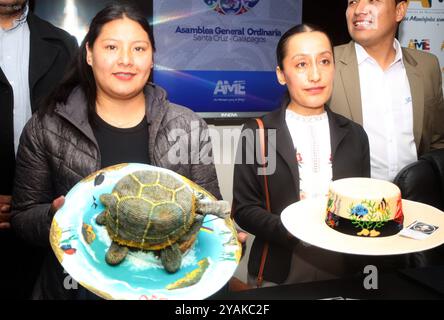 CUENCA PROMOCION SOMBRERO PAJA TOQUILLA GALAPAGOS Cuenca, Équateur 14 octobre 2024 à l'association des municipalités équatoriennes AME, le président Patricio Maldonado et le maire du canton de Sigsig David Duchitanga dans une conférence de presse promu le chapeau de paille toquilla lors de la 45ème ASMBEA à Santa Cruz sur l'île des GALAPAGOS du 18 au 20 octobre, où 221 maires de tout le pays seront présents photo Boris Romis Romis Romerxer44xOBROBROBROBERROBERRODEA ROUBERROUBERRODEA Banque D'Images