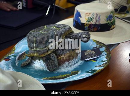 CUENCA PROMOCION SOMBRERO PAJA TOQUILLA GALAPAGOS Cuenca, Équateur 14 octobre 2024 à l'association des municipalités équatoriennes AME, le président Patricio Maldonado et le maire du canton Sigsig David Duchitanga dans une conférence de presse promu le chapeau de paille toquilla lors de la 45ème ASMBEA à Santa Cruz sur l'île des GALAPAGOS du 18 au 20 octobre, où 221 maires de tout le pays seront présents photo Boris Romis Romolerg Romolergol ROSO44444444444443BREBROBROBROBROFREBATRUBROBATR Banque D'Images