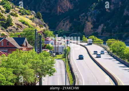 Glenwood Springs, États-Unis - 10 juillet 2019 : route de la route 6 avec des voitures conduisant à la station de ski de Glenwood Springs, Colorado en été par les montagnes Banque D'Images