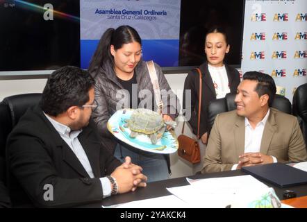 CUENCA PROMOCION SOMBRERO PAJA TOQUILLA GALAPAGOS Cuenca, Équateur 14 octobre 2024 à l'association des municipalités équatoriennes AME, le président Patricio Maldonado et le maire du canton Sigsig David Duchitanga dans une conférence de presse promu le chapeau de paille toquilla lors de la 45ème ASMBEA à Santa Cruz sur l'île des GALAPAGOS du 18 au 20 octobre, où 221 maires de tout le pays seront présents photo Boris Romis Romolerg RODIPR ROPAT3X84XUPATR ROPATR ROPATRUPATRUPATRUB7X4X4X4X7X7XUCER Banque D'Images