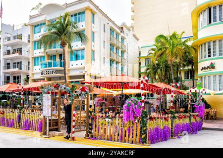 South Beach, États-Unis - 17 janvier 2021 : le restaurant de l'hôtel Fritz, les gens mangent en buvant à l'extérieur du quartier art déco d'Ocean Drive à Miami, Floride Banque D'Images