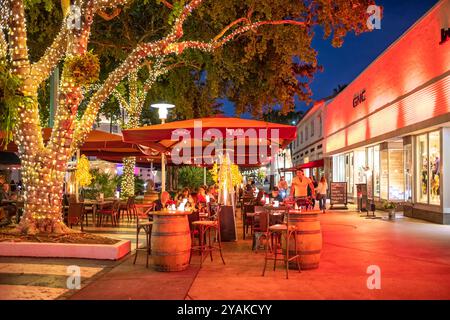 Miami Beach, États-Unis - 20 janvier 2021 : les gens dînent au restaurant Steak Steak House sur Lincoln Road Street la nuit à South Beach Miami, Floride Banque D'Images