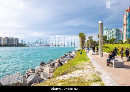 South Beach, États-Unis - 17 janvier 2021 : les gens sur la promenade au Lummus South pointe Pier Park près de PortMiami port crance de Miami, Floride Banque D'Images