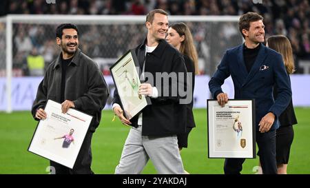 Munich, Allemagne. 14 octobre 2024. Football, Ligue des Nations A, Allemagne - pays-Bas, phase de groupes, Groupe 3, journée 4, Allianz Arena, les anciens joueurs de l'équipe nationale Ilkay Gündogan (gauche-droite), Manuel Neuer et Thomas Müller quittent le terrain après leurs adieux. Crédit : Sven Hoppe/dpa/Alamy Live News Banque D'Images