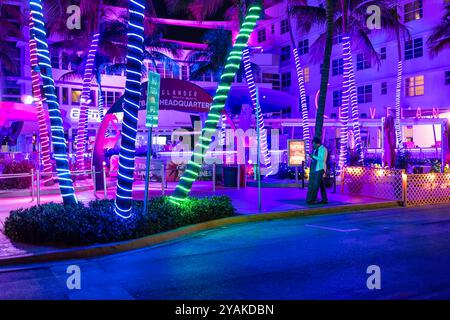 Miami Beach, États-Unis - 20 janvier 2021 : restaurant d'hôtel Clevelander à South Beach, Floride Ocean Drive, quartier art déco la nuit avec des néons Banque D'Images