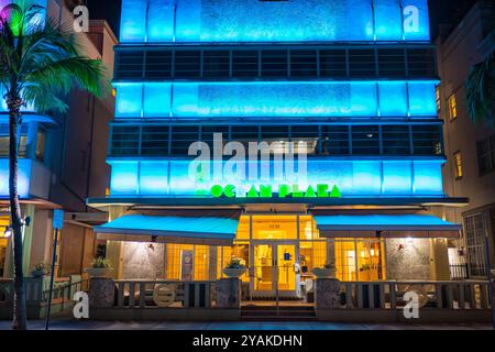 Miami Beach, États-Unis - 20 janvier 2021 : hôtel McAlpin Ocean plaza Hilton à la nuit du quartier art déco avec panneau au néon sur Ocean Drive à South Beach, Floride Banque D'Images