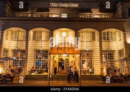 Miami Beach, États-Unis - 20 janvier 2021 : le restaurant de quartier art déco de l'hôtel Betsy sur Ocean Drive à South Beach, Floride avec des gens qui mangent à l'extérieur Banque D'Images