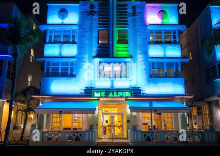 Miami Beach, États-Unis - 20 janvier 2021 : hôtel McAlpin Ocean plaza Hilton à la nuit du quartier art déco avec néon, Ocean Drive à South Beach, Floride Banque D'Images