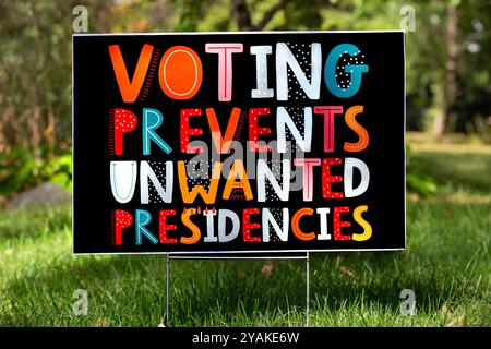 Un panneau de cour démocratique Kamala Harris pour l’année présidentielle 2024 déclarant : « voter empêche les présidences indésirables ». Banque D'Images