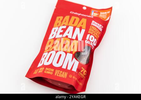 Avon, États-Unis - 4 août 2022 : collation sèche de fèves Fava, sauce sriracha sucrée assaisonnée et rôtie dans un sac d'étiquette Bada Boom sur fond blanc Banque D'Images