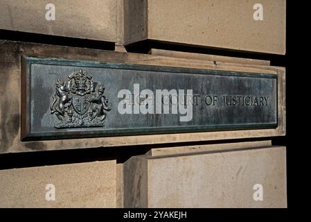 Signe par la porte de la haute Cour de Justiciary dans le Lawnmarket, Édimbourg, Écosse, Royaume-Uni. Banque D'Images