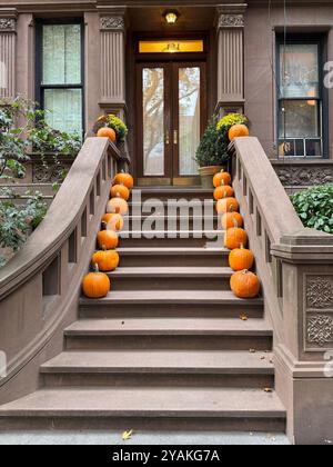 Décorations d'Halloween sur les marches de l'appartement Brownstone dans le quartier Upper West Side de Manhattan New York City NY USA octobre 2024 Banque D'Images