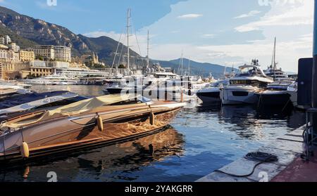 Vue matinale impressionnante sur les bateaux et yachts (voiliers|) dans le port Hercule et les bâtiments de Monaco et Monte Carlo dans la bonne direction avec le célèbre bâtiment o Banque D'Images