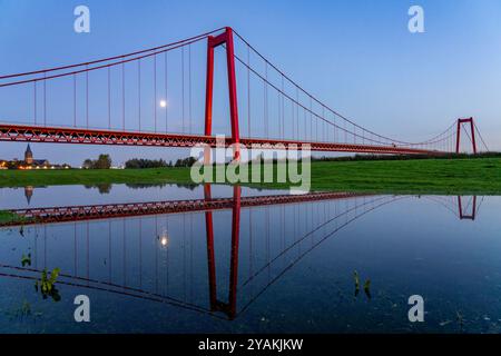 Die Rheinbrücke Emmerich, Bundesstraße B220, Abendlicht, mit 803 m die längste Hängebrücke Deutschlands kurz vor der Niederländischen Grenze, Rheinkilomètre 853,2 sie ist die nördlichste deutsche Rheinbrücke, NRW, Deutschland Rheinbrücke Emmerich *** le pont du Rhin Emmerich, route fédérale B220, lumière du soir, avec 803 m le plus long pont suspendu en Allemagne peu avant la frontière néerlandaise, kilomètre du Rhin 853,2 C'est le pont allemand du Rhin, NRW, Allemagne Banque D'Images