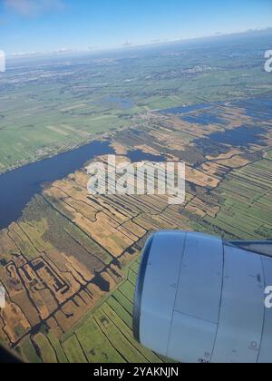 Vue aérienne depuis un avion sur un paysage typiquement néerlandais (pays-Bas) sous le niveau de la mer : polders Banque D'Images