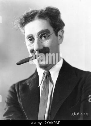 Portrait publicitaire de GROUCHO MARX à l'époque où il apparaissait comme capitaine Geoffrey T. Spaulding dans ANIMAL CRACKERS 1930 réalisateur VICTOR HEERMAN écrit par GEORGE S. KAUFMAN, MORRIE RYSKIND, BERT KALMAR et HARRY RUBY Paramount Pictures Banque D'Images