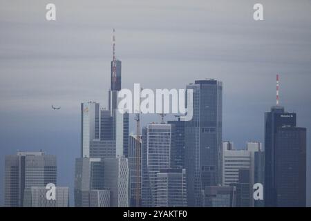 Francfort, Hesse, Allemagne. 14 octobre 2024. Un avion survole les bâtiments du quartier financier de Francfort, en Allemagne. Crédit : ZUMA Press, Inc/Alamy Live News Banque D'Images