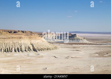 Beau paysage de Mangystau, Kazakhstan. Vue aérienne de la vallée de Bozzhira. Site touristique d'asie centrale Banque D'Images