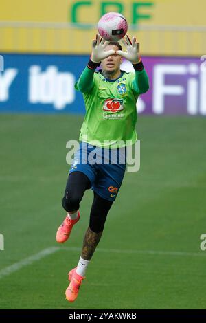 Brasilia, Brésil. 14 octobre 2024. Gardien de but, Ederson du Brésil, lors de la séance d'entraînement au stade Mane Garrincha, à Brasilia, Brésil, le 14 octobre 2024. L’équipe se prépare à affronter le Pérou lors de la 10e manche des qualifications sud-américaines pour la Coupe du monde de la FIFA 2026. Photo : Adalberto marques/DiaEsportivo/Alamy Live News crédit : DiaEsportivo/Alamy Live News Banque D'Images