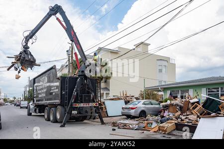 Largo, États-Unis. 04 octobre 2024. Les équipes chargées des ordures enlevent les articles ménagers endommagés et détruits lors du nettoyage à la suite de l'ouragan Helene à Clearwater Beach, le 4 octobre 2024 à Largo, en Floride. Crédit : Liz Roll/FEMA/Alamy Live News Banque D'Images