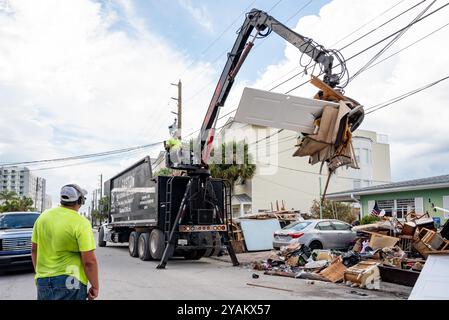 Largo, États-Unis. 04 octobre 2024. Les équipes chargées des ordures enlevent les articles ménagers endommagés et détruits lors du nettoyage à la suite de l'ouragan Helene à Clearwater Beach, le 4 octobre 2024 à Largo, en Floride. Crédit : Liz Roll/FEMA/Alamy Live News Banque D'Images