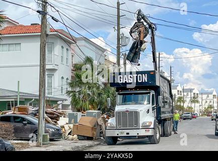 Largo, États-Unis. 04 octobre 2024. Les équipes chargées des ordures enlevent les articles ménagers endommagés et détruits lors du nettoyage à la suite de l'ouragan Helene à Clearwater Beach, le 4 octobre 2024 à Largo, en Floride. Crédit : Liz Roll/FEMA/Alamy Live News Banque D'Images