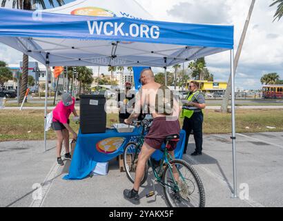 Largo, États-Unis. 04 octobre 2024. Des bénévoles de World Central Kitchen et de l’Armée du Salut fournissent des repas chauds et de l’eau aux survivants de l’ouragan Helene à Clearwater Beach, le 4 octobre 2024 à Largo, en Floride. Crédit : Liz Roll/FEMA/Alamy Live News Banque D'Images